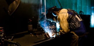 Dlaczego spawarka wypala dziury?