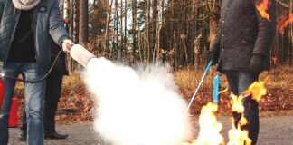 Gdzie należy trzymać gaśnicę w samochodzie?