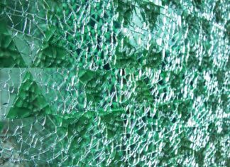 Jak zlikwidować odpryski lakieru na masce?