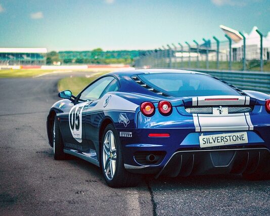 Dlaczego Ferrari jest żółte? Dlaczego Ferrari jest żółte?
