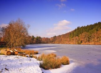 Przy jakiej temperaturze zamarza szyba w aucie?