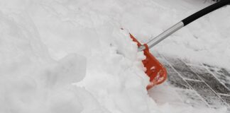 Jak naprawić odprysk lakieru na masce?