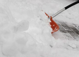 Jak naprawić odprysk lakieru na masce?